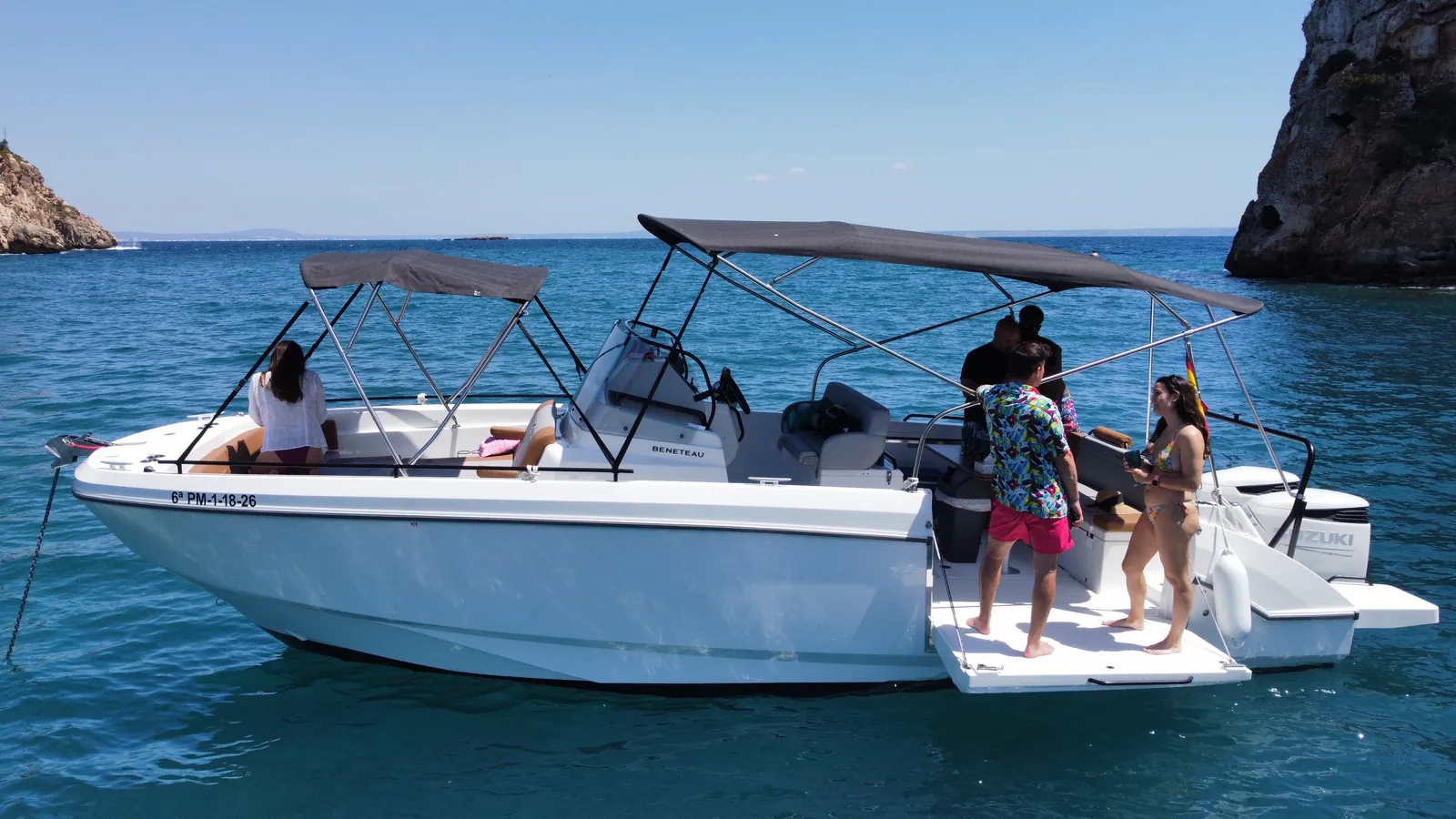 Grupo de invitados disfrutando de un día en una cala de la Bahía de Palma