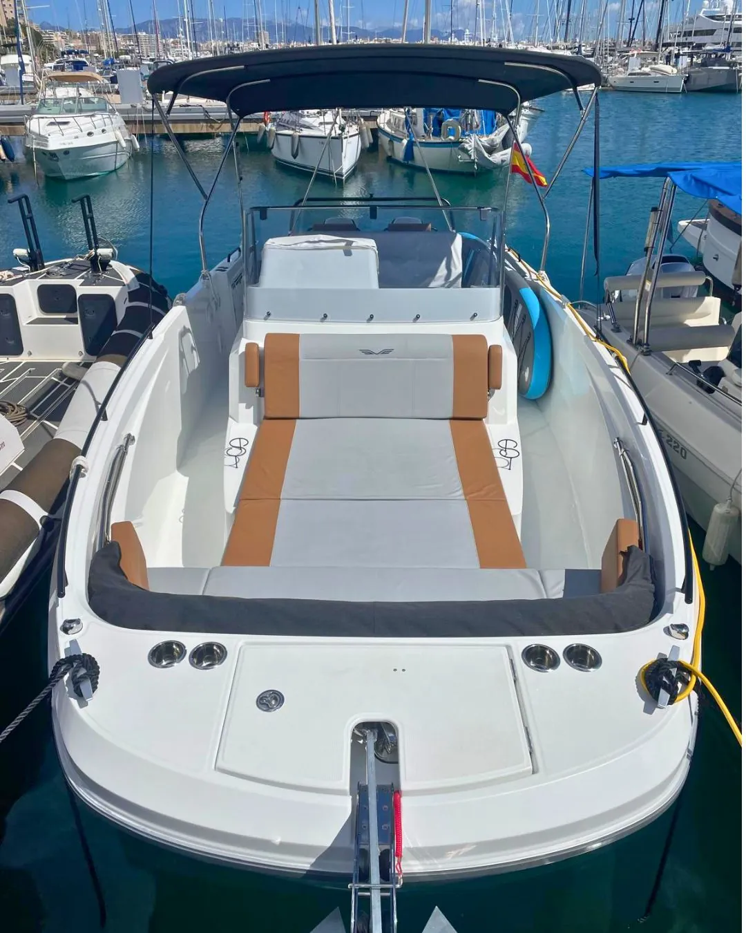 La Beneteau Flyer 9 Spacedeck de Holiboats amarrada en el Club de Mar de Palma