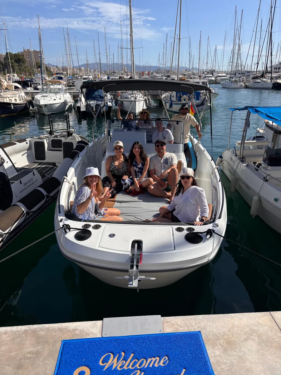 Grupo de invitados a bordo listos para zarpar en el Club de Mar