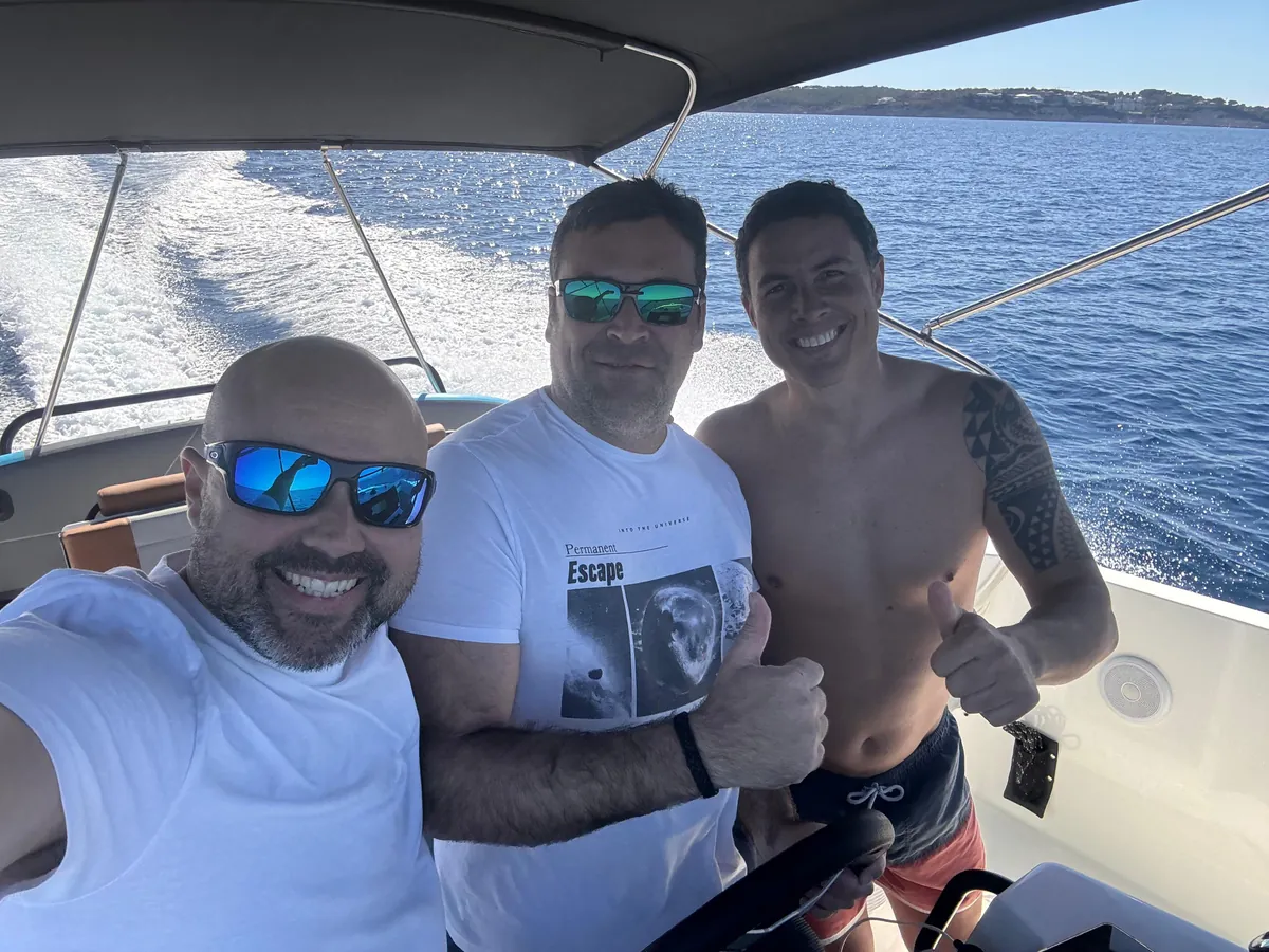 Amigos disfrutando de la navegación en un selfie a bordo