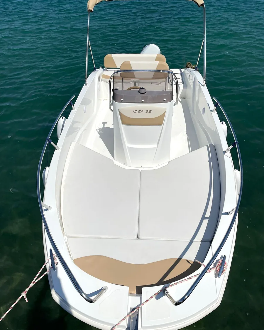 La Beneteau Flyer 9 Spacedeck de Holiboats fondeada en una cala turquesa